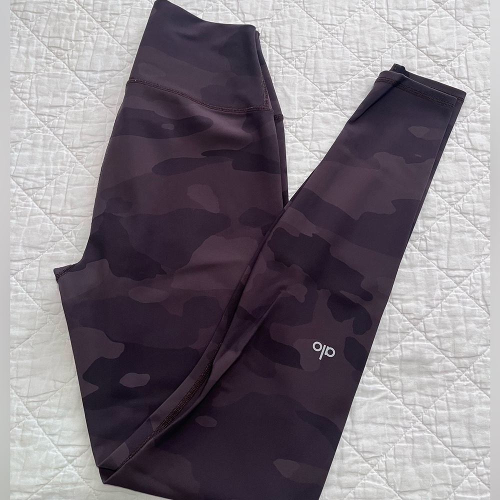 Alo Women’s Small Dark Purple/Maroon Camouflage High Waist